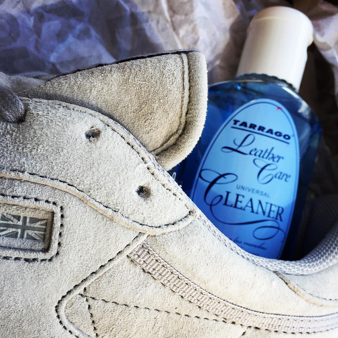 Niebieski płyn do czyszczenia butów, skóry, zamszu, nubuku, tkanin, tekstyliów, tapicerek samochodowych i meblowych, torebek