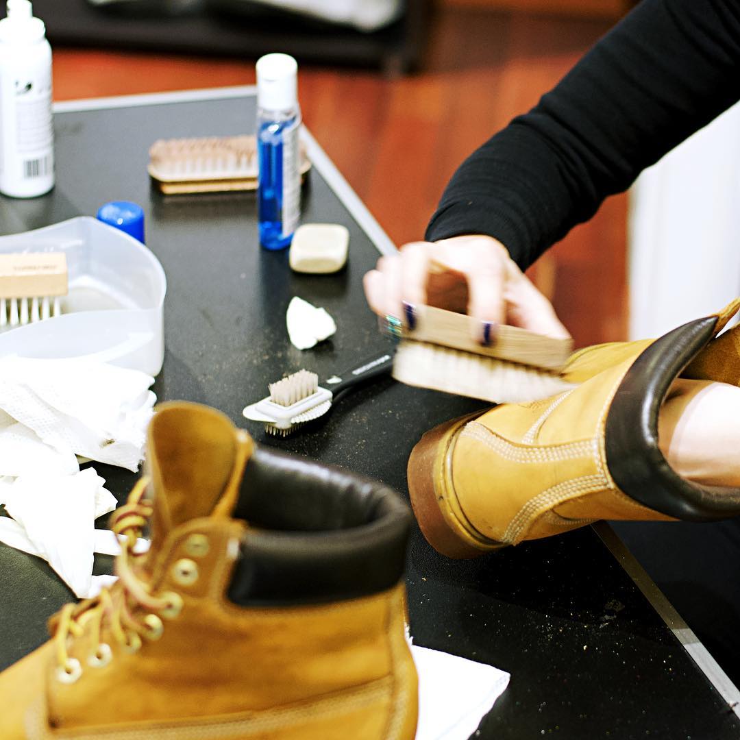 Płyn do czyszczenia butów z zamszu, nubuku, tkanin i tekstyliów. Cleaner do timberlandów, traperów i butów trekkingowych.