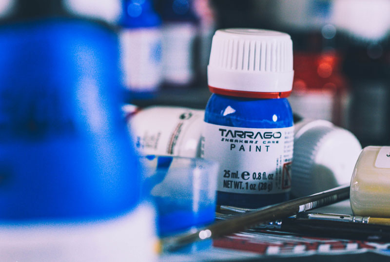 Ręcznie malowane buty. Niebieska farba do malowania obuwia. Akrylowe farby dla rękodzieła.