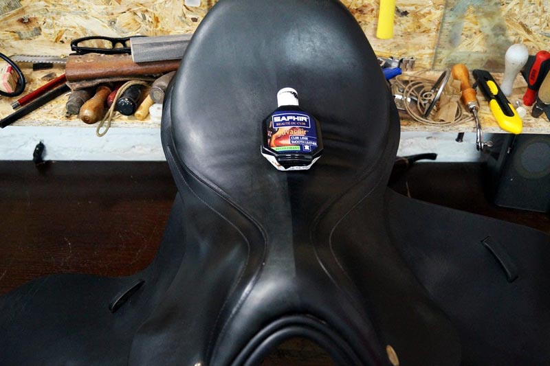 Jak odnowić skórzane siodło i akcesoria jeździeckie. Balsam koloryzujący krem do skóry, mebli, butów, torebki, fotela, kierownicy.