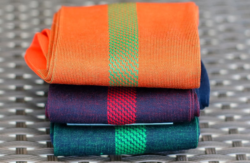 Eleganckie luksusowe skarpetki męskie - pomysł na prezent. Granatowo czerwone.