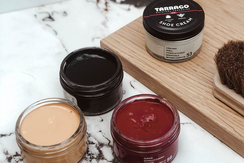 Kolorowe kremy do pielęgnacji i renowacji skór, butów, obuwia, torebki, teczki. Krem do skóry na rysy i zadrapania.