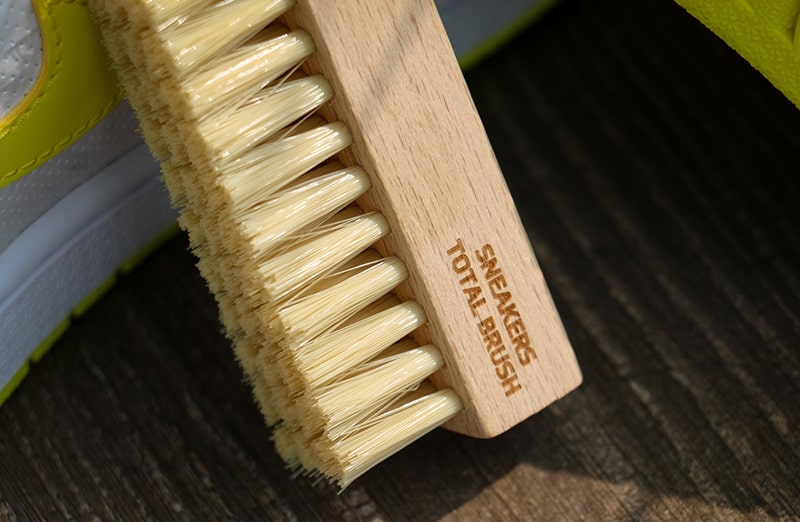 Szczotka do butów z miękkim włosiem do czyszczenia sneakersów tarrago snekaers total brush do nike, adidas, new balance, timberland.