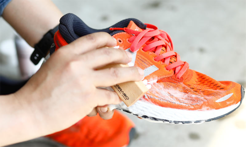 Czyszczenie i renowacja adidasów. Szczotka do czyszczenia butów, obuwia, sneakersów, kicksów.