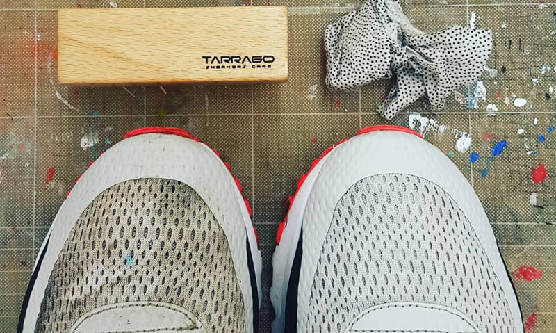 Czyszczenie sneakersów, renowacja i pielęgnacja butów sportowych, adidasów, nike. Szczotka do czyszczenia obuwia.