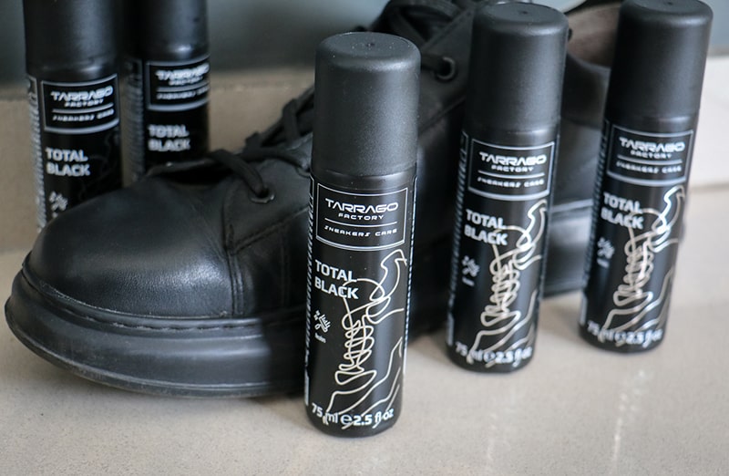 Czarna pasta do butów w płynie, pasty do czarnych sneakersów, renowacja, koloru czarnego. Odnowienie czarnej skóry.