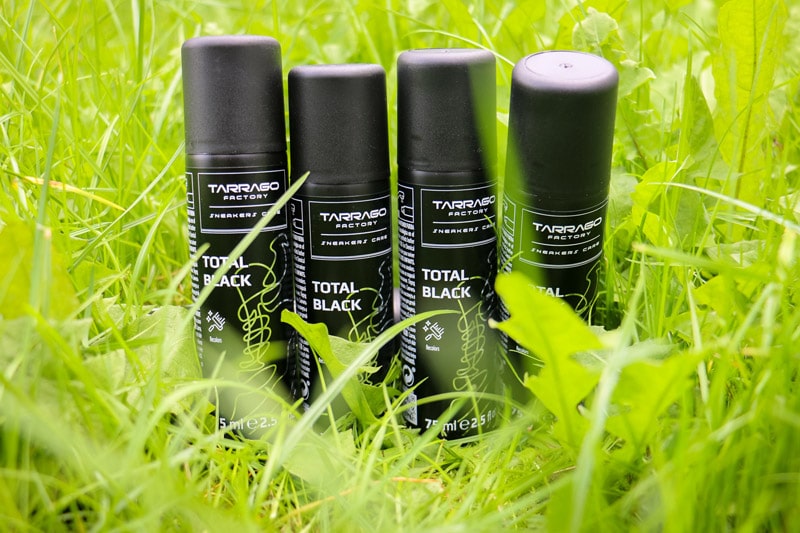 Czarna pasta w płynie do obuwia sportowego, butów sportowych, kicksów, sneakersów na rysy, zadrapania, odbarwienia