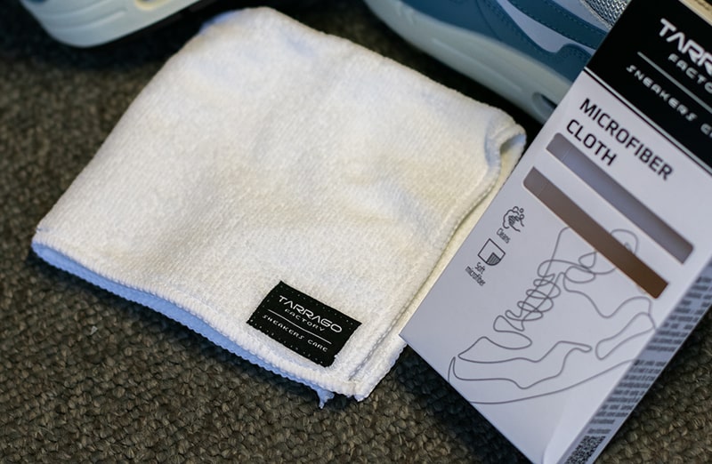 sciereczka z mikrofibry do czyszczenia sneakersow, akcesoriow, toreb i torebek TARRAGO Sneakers Microfiber Cloth