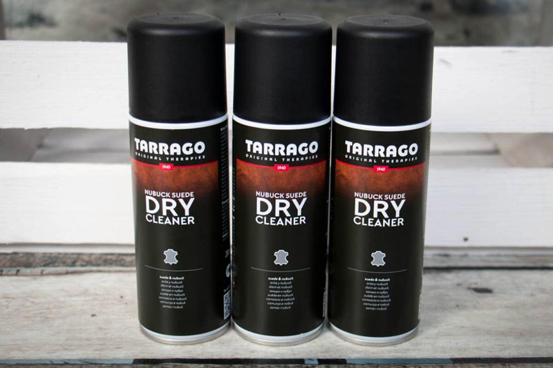 Czyszczenie zamszu i nubuku za pomocą suchej pianki do czyszczenia butów, akcesoriów i torebek zamszowych. 