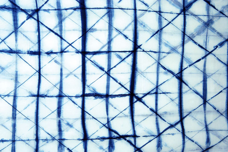 Barwienie ubrań i akcesoriów indygo tie dye. Niebieski barwnik, granatowy pigment. Rękodzieło, custom, personalizacja odzieży.