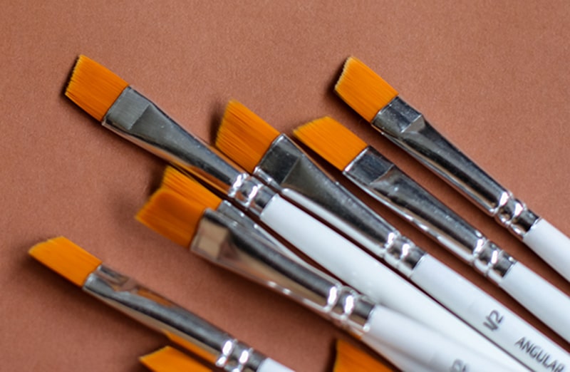 Skośny pędzel TARRAGO SNEAKERS Paint Brush Angular 1/2 Flat jest najchętniej stosowany do customizacji butów, jeansowych kurtek, bawełnianych bluz,