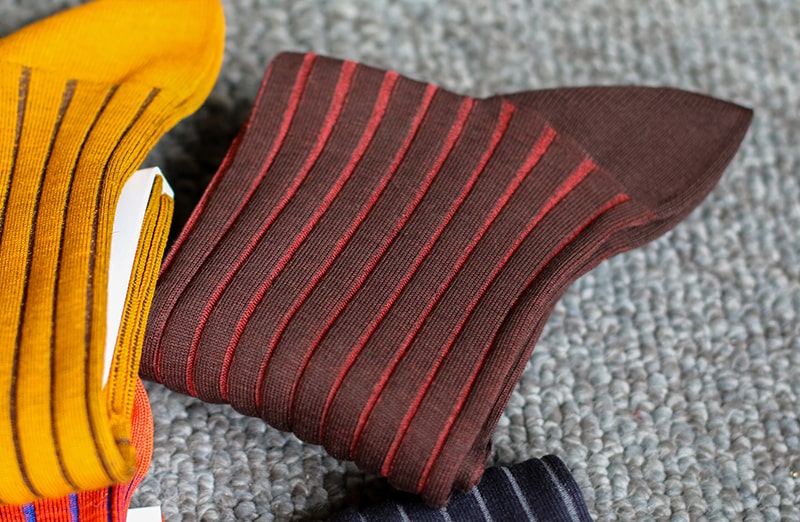 Eleganckie luksusowe podkolanówki i skarpetki męskie - pomysł na prezent. brązowo tabakowe