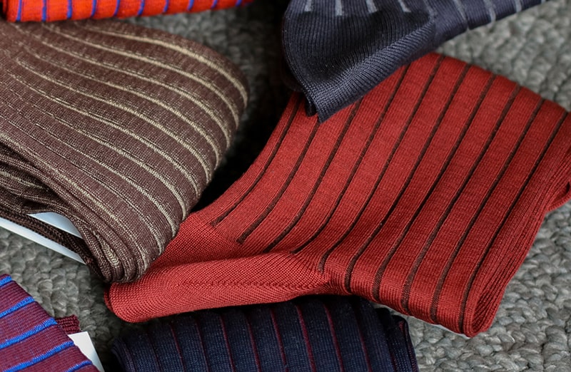 Eleganckie luksusowe podkolanówki i skarpetki męskie - pomysł na prezent. tabakowe z brązowymi wydzieleniami skarpety męskie