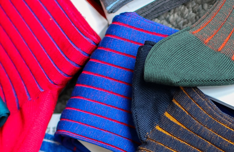 Eleganckie luksusowe podkolanówki i skarpetki męskie - pomysł na prezent. niebieskie z czerwonymi wydzieleniami