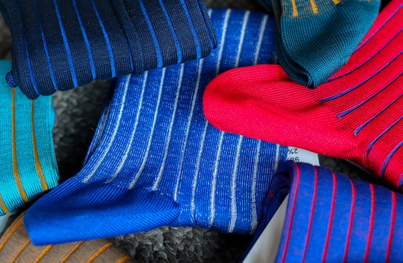 Eleganckie skarpety, garniturowe skarpety męskie Viccel Shadow niebiesko białe. Skarpetki z wydzieleniami idealne na prezent. Do garnituru, do jeansu, do chinosów.