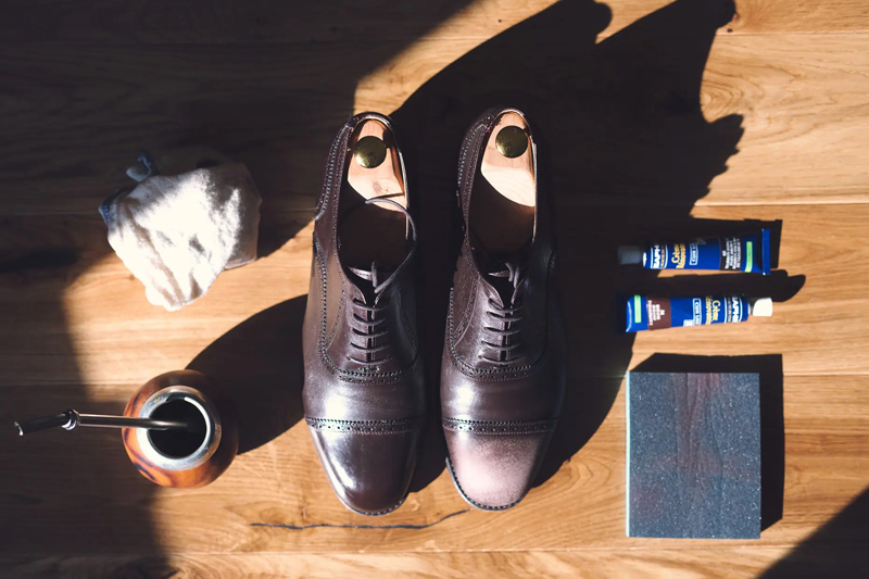 Renowacja skórzanych butów, pantofli, eleganckich torebek, toreb, galanterii skórzanej. Szpachla do skór licowych. Odnowienie koloru.