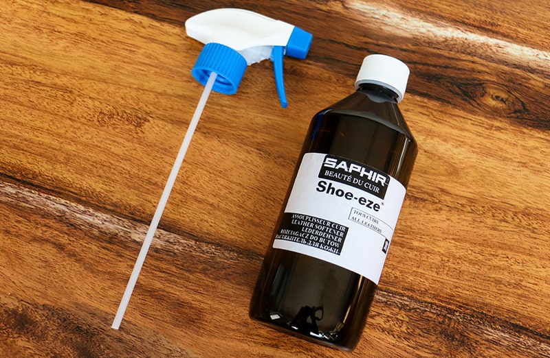 Preparat zmiękczający skórę obuwniczą, pozwalając na optymalne dopasowanie butów do stopy.