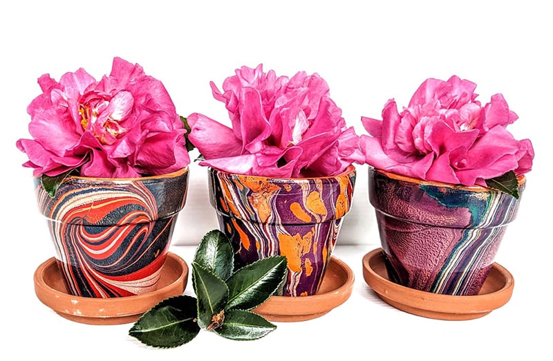 Marmurkowanie- Technika ta polega na pływaniu farbami na powierzchni żelopodobnego medium 