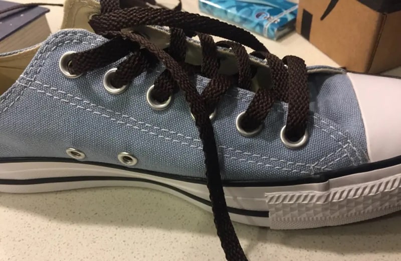 Płaskie ciemnobrązowe sznurowadła do butów LACE LAB Red Flat laces, personalizacja obuwia, custom, customizacja adidasów