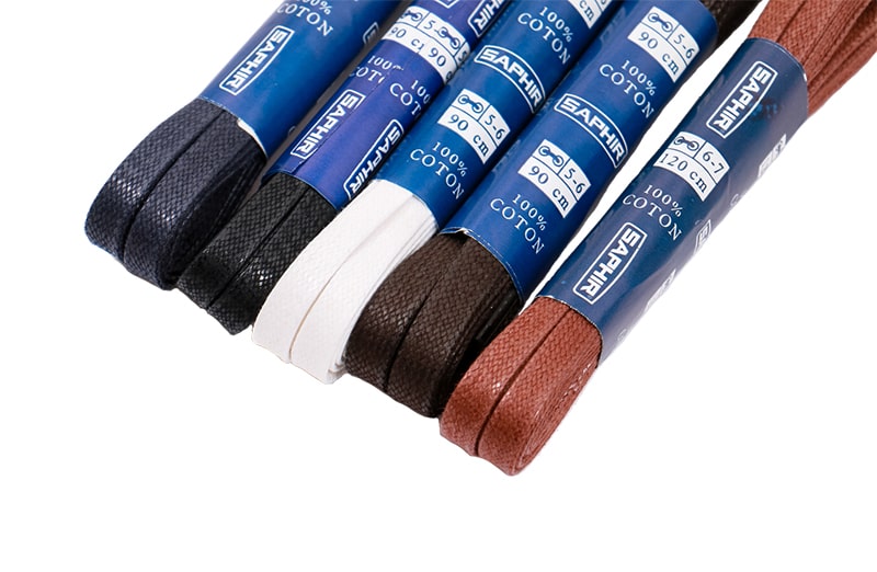 Płaskie woskowane czarne sznurowadła o średnicy 5mm.