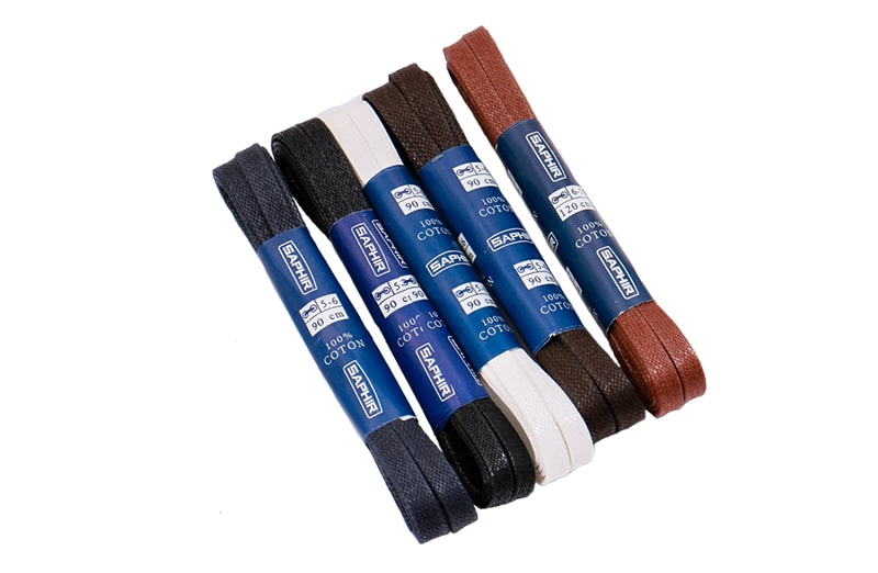 Płaskie woskowane sredniobrazowe sznurowadła o średnicy 5mm.