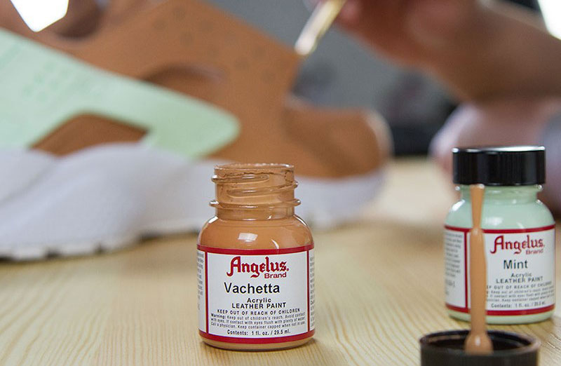 Jasnozolta farba do zmiany koloru butów, jeansu, tkanin. Nadaje się do skór naturalnych i syntetycznych.