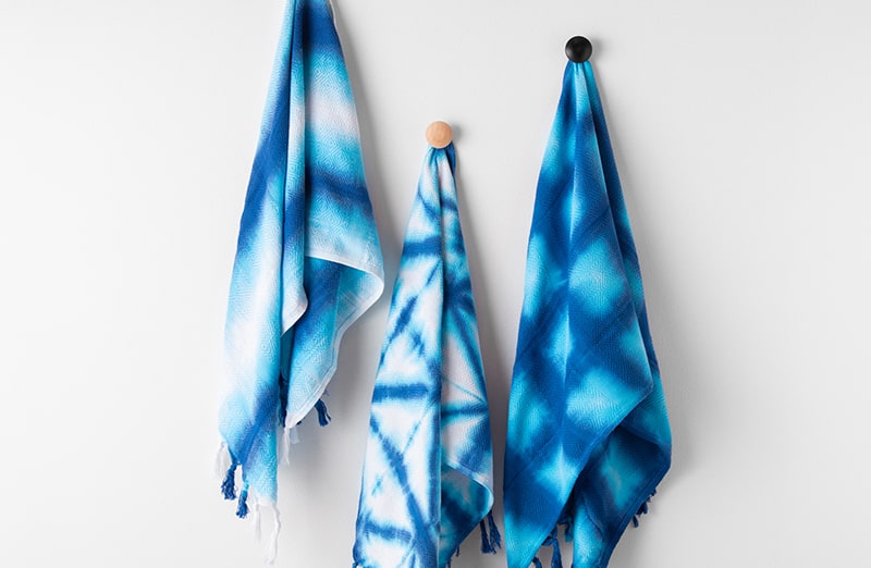 Barwienie ubrań i akcesoriów indygo tie dye. Niebieski barwnik, granatowy pigment. Rękodzieło, custom, personalizacja odzieży.