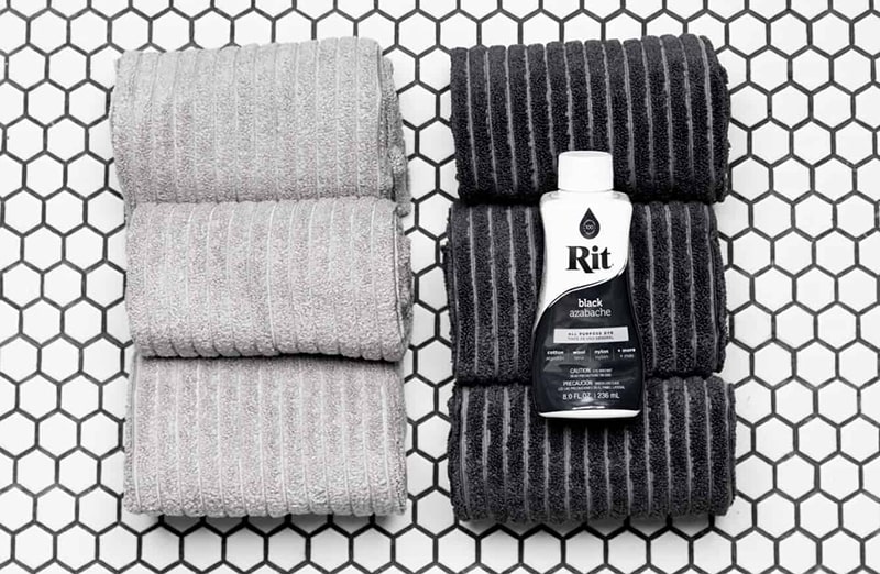 Black Rit Dye Liquid - barwnik do ubrań, odzieży, tkanin, jeansu w czarnym kolorze.