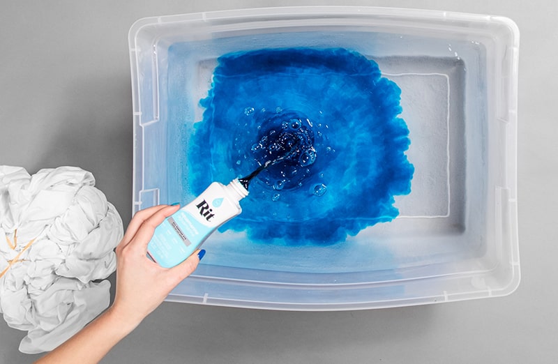 Aquamarine Rit Dye Liquid - barwnik do ubrań, odzieży, tkanin, jeansu w błękitnym kolorze.