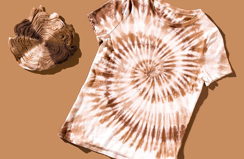 Ciemnobrązowy pigment do personalizacji butów, jeansowych katan, plecaków, czapek, t-shirtów i innych akcesoriów. 