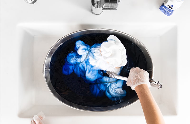 Indigo Rit Dye Liquid - barwnik do ubrań, odzieży, tkanin, jeansu w niebieskim kolorze.