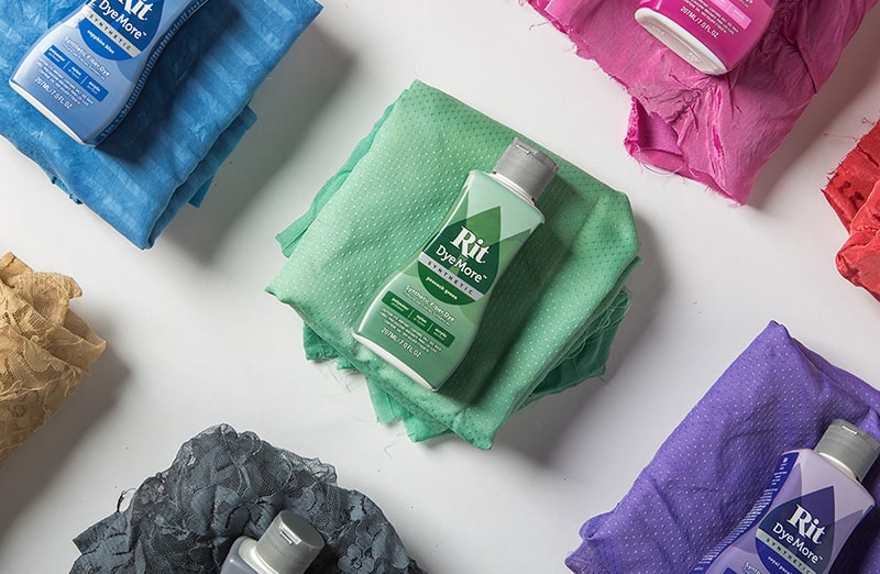 Uniwersalny zielony barwnik do tkanin syntetycznych.