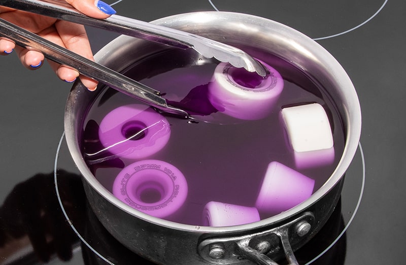 Uniwersalny fioletowy barwnik do tkanin syntetycznych.