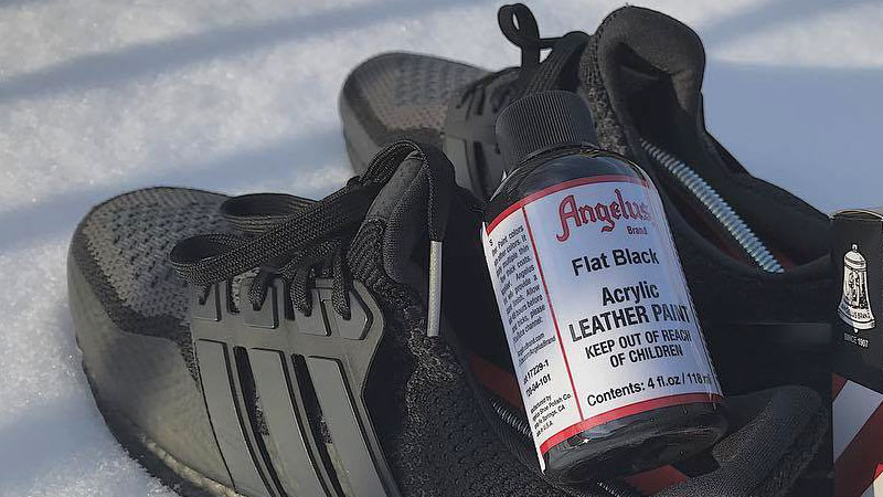 Czarna matowa farba do zmiany koloru butów, jeansu, tkanin. Nadaje się do skór naturalnych i syntetycznych.