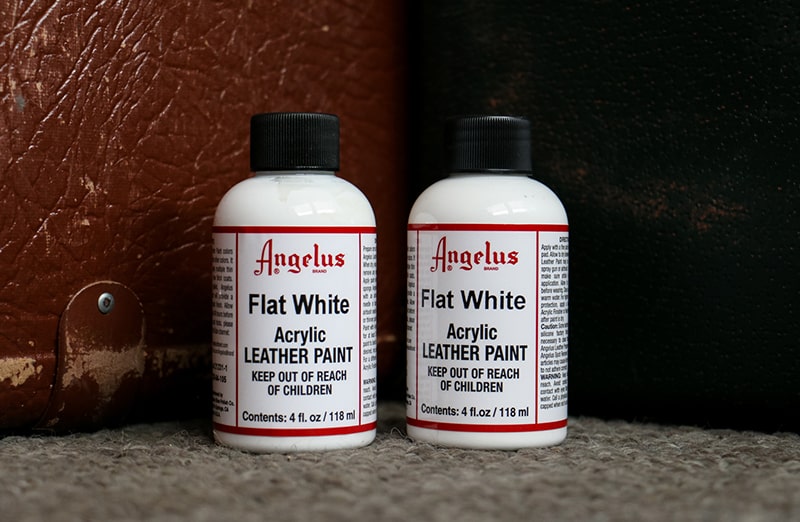 Białe matowe farby do personalizacji kicksów, jeansu, tekstyliów Angelus Acrylic Leather Paint 4oz