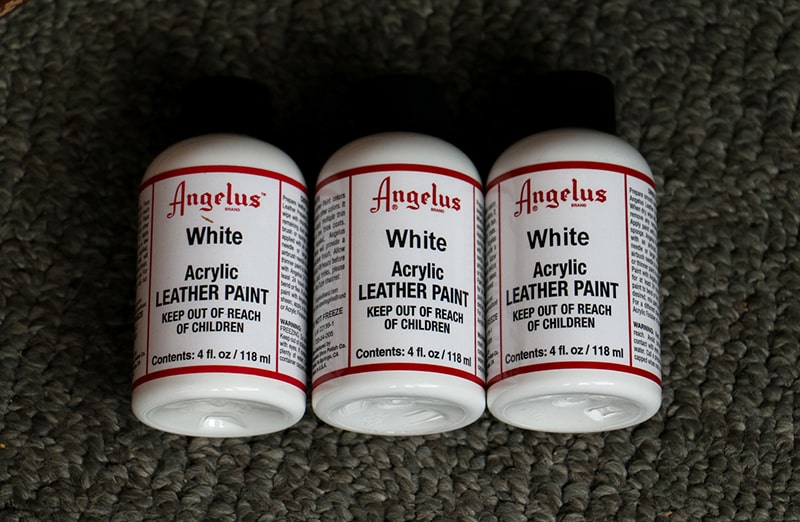 Biała matowa farba do zmiany koloru butów, jeansu, tkanin. Nadaje się do skór naturalnych i syntetycznych.