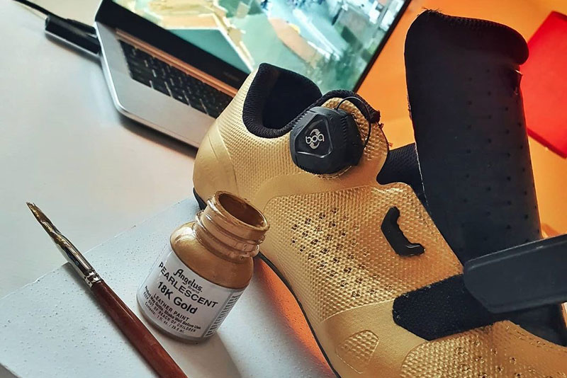 Czerwona perłowa farba do zmiany koloru butów, jeansu, tkanin. Nadaje się do skór naturalnych i syntetycznych.