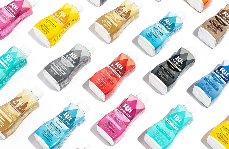 Uniwersalny błękitny barwnik do tkanin syntetycznych.