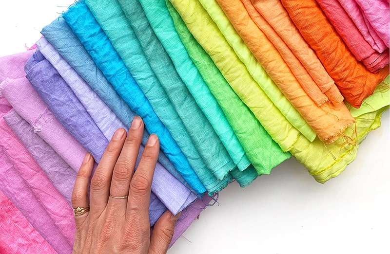 Violet Rit Dye Liquid - barwnik do ubrań, odzieży, tkanin, jeansu w złotożółtym kolorze.