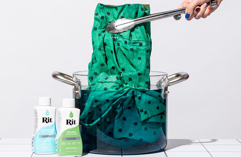 Kelly Green Rit Dye Liquid - barwnik do ubrań, odzieży, tkanin, jeansu w szmaragdowym kolorze.