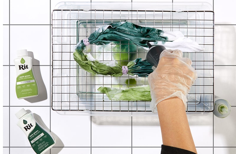 Apple Green Rit Dye Liquid - barwnik do ubrań, odzieży, tkanin, jeansu w zielonym kolorze.