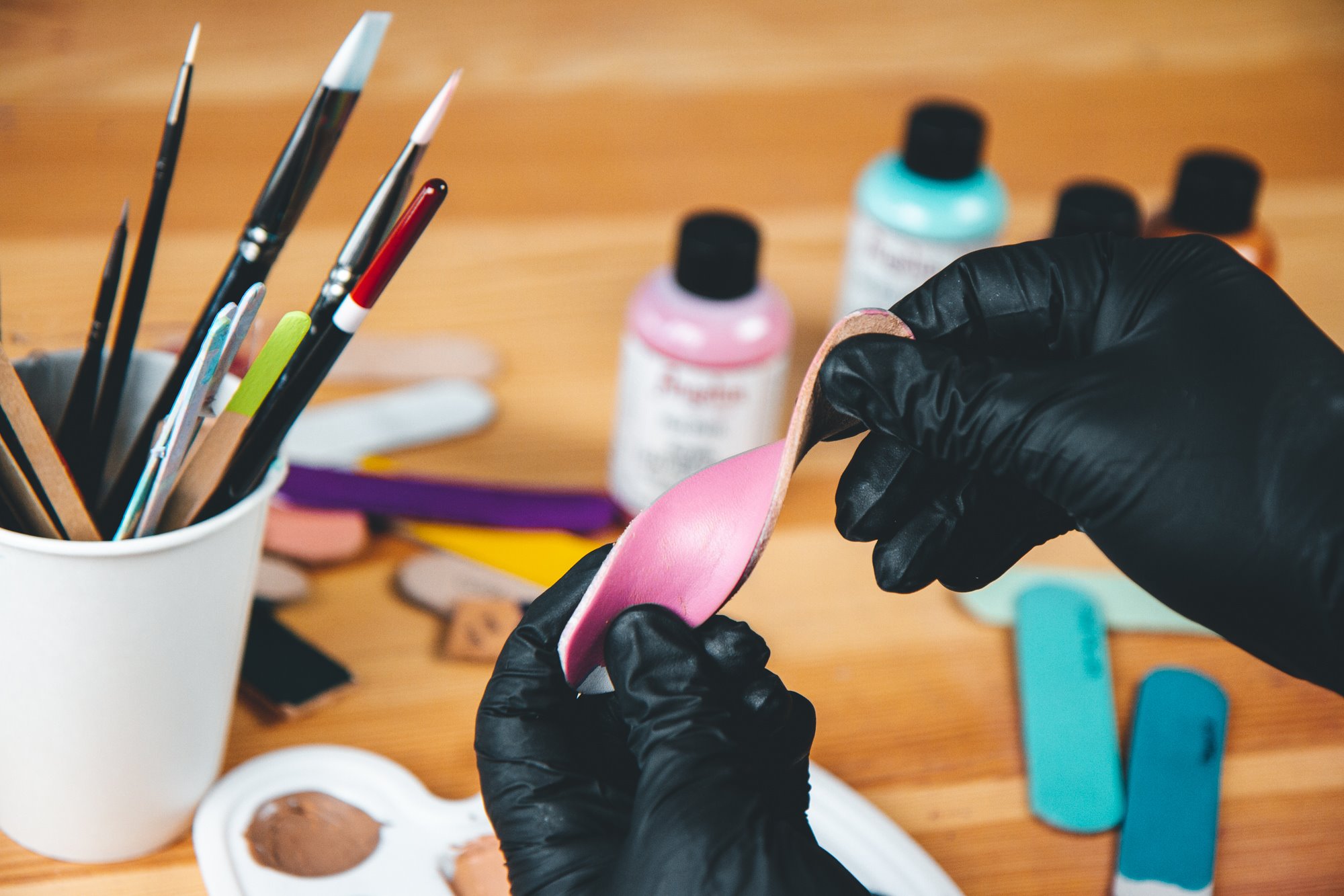 Brazowa farba do customizacji sneakersów, jeansu, tkanin Angelus Acrylic Leather Paint Standard 1oz