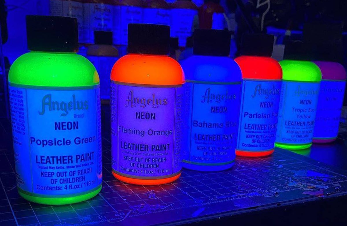 Jasnozielone neonowe farby do personalizacji kicksów, jeansu, tekstyliów Angelus Acrylic Leather Paint Neon 4oz