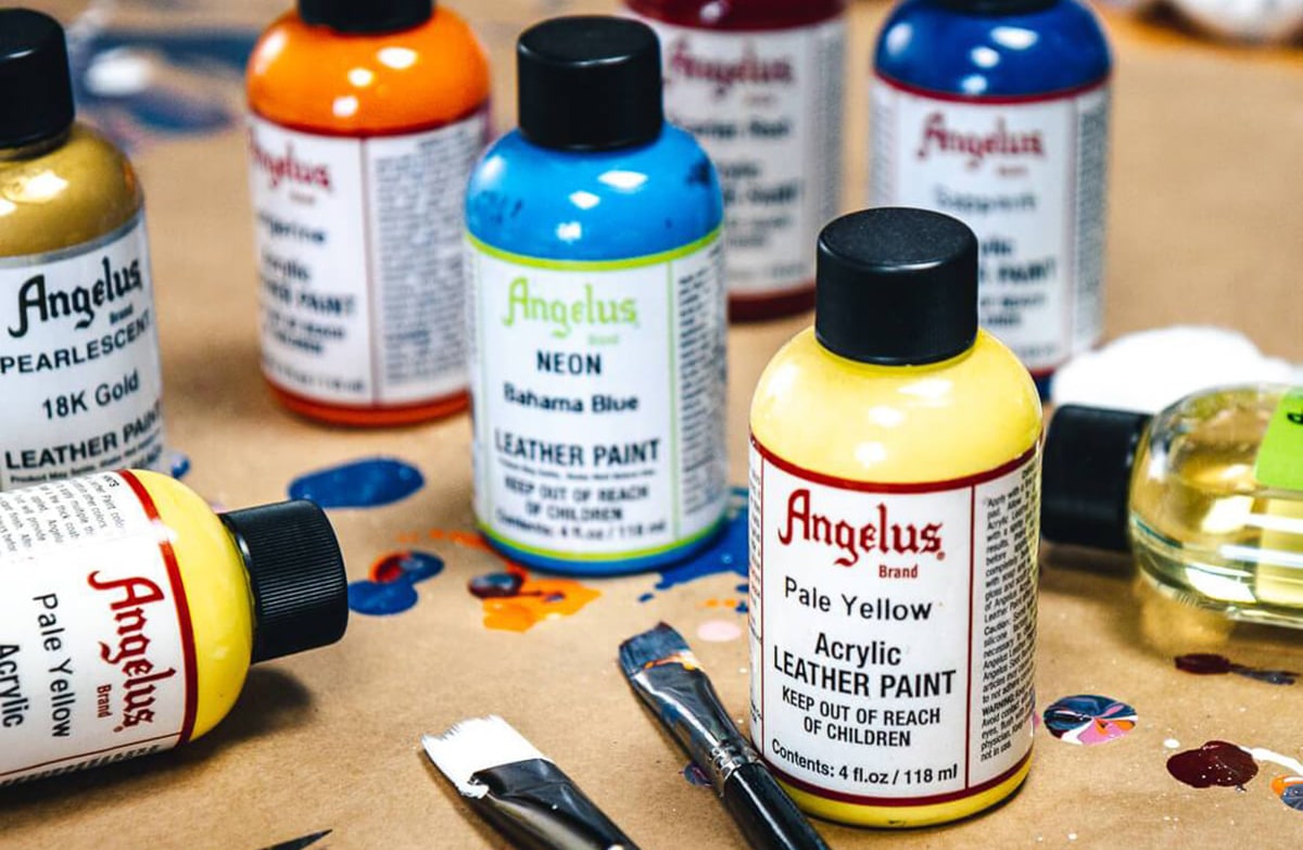 Jasnozielona neonowa farba do zmiany koloru butów, jeansu, tkanin. Nadaje się do skór naturalnych i syntetycznych.