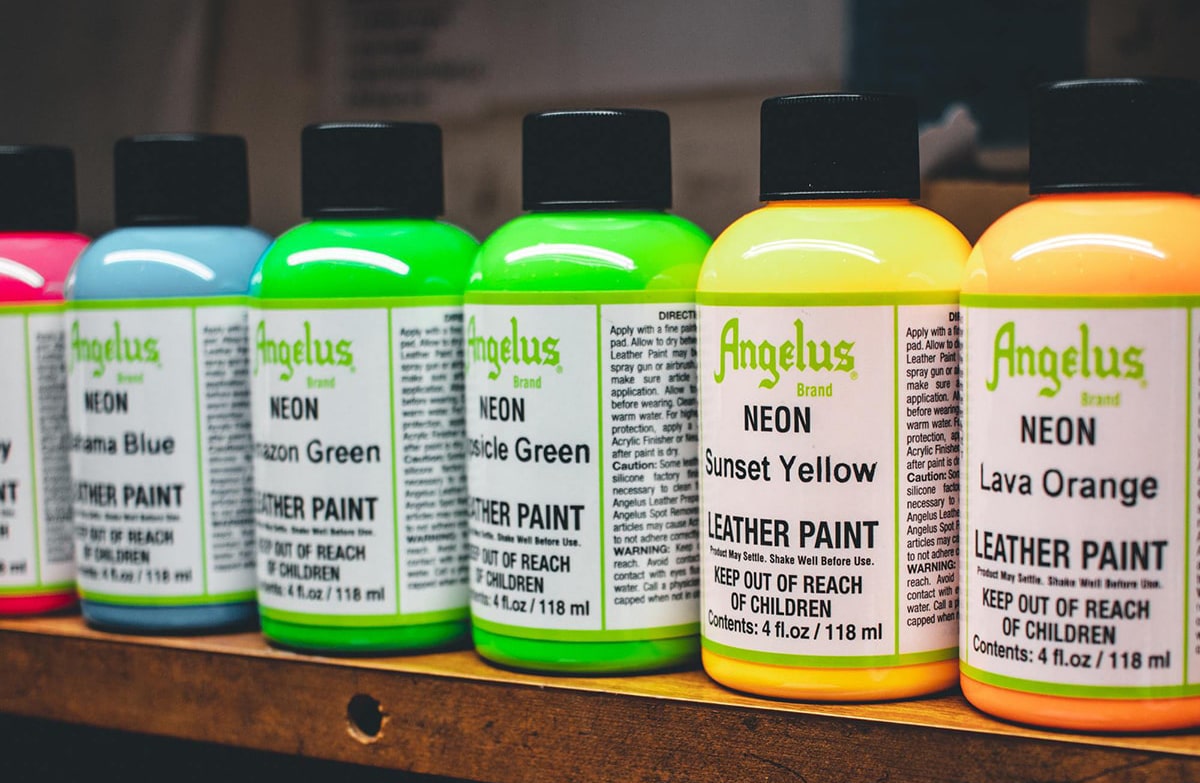 Niebieska neonowa farba do customizacji sneakersów, jeansu, tkanin Angelus Acrylic Leather Paint Neon 4oz