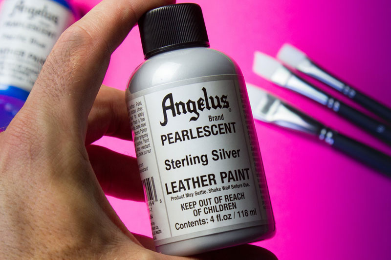 Czerwona perłowa farba do zmiany koloru butów, jeansu, tkanin. Nadaje się do skór naturalnych i syntetycznych.