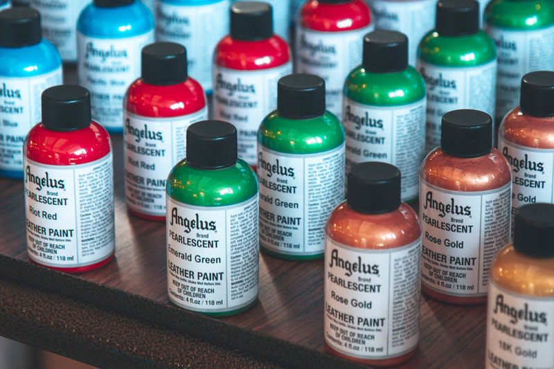 złota perłowa farba do customizacji sneakersów, jeansu, tkanin Angelus Acrylic Leather Paint Pearlescent 4oz