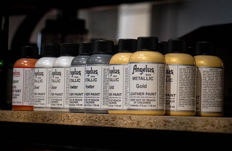 Miedziowe metaliczne farby akrylowe do malowania licowych i syntetycznych skór, denimu oraz tekstyliów.