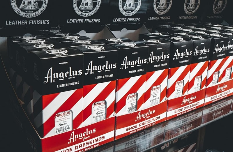 Ciemnobrązowe farby do zamszu i nubuku angelus suede dye dressing