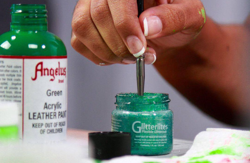 Niebieska akrylowa brokatowa farba do customizacji i rękodzieła. Farby z brokatem do butów, jeansu, ubrań, skór, tkanin.